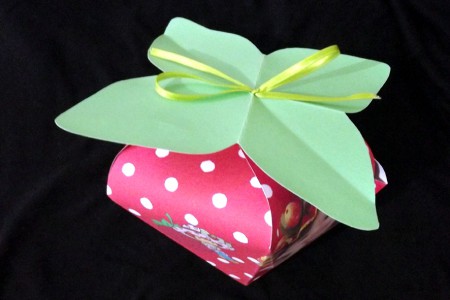 Caixinha de guloseimas Tema Moranguinho.