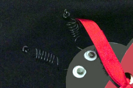 Convite - Tema Joaninha detalhe antenas e olhos.