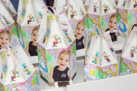 Caixinha de guloseimas Tema Alice no Pais das Maravilhas.